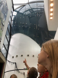Ein paar Kinder betrachten die besondere Architektur des Kunsthauses.