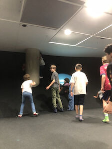 Der Space03, auch „Bauch des Aliens“ genannt, wird von den Kindern genauer unter die Lupe genommen. Er lädt zu einer besonderen Art der Raumerfahrung ein.