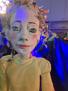 Eine große Theaterpuppe.