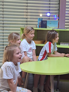 Eine kleine Kindergruppe schaut entzückt zum Autor hin.