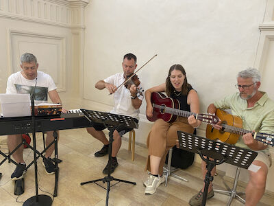 Das Musik-Ensemble der Praxisvolksschule gestaltet den Gottesdienst mit Klavier, Geige und zwei Gitarren festlich mit.
