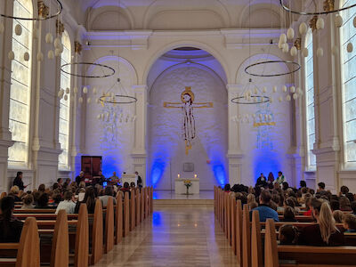 Blick Richtung Altar der Kirche im Augustinum. Mit blauen Scheinwerfern wirkt dies sehr stimmungsvoll.