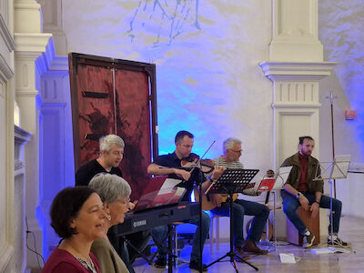 Das PVS-Ensemble musiziert während dieser Feier.