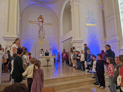 Alle Neuankömmlinge in unserer Schule erhalten beim Altar ihren Segen.