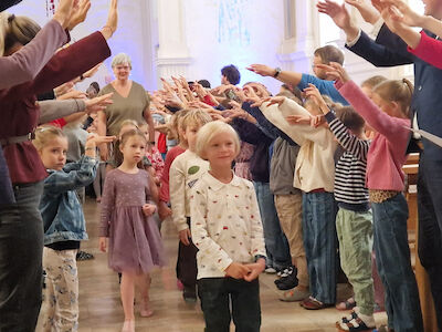 Alle Neuankömmlinge dürfen durch einen Spalier gehen und kommen so dann aus der Kirche wieder raus.