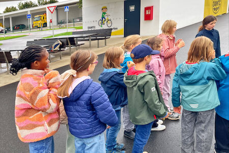 Kinder von hinten fotografiert beim ÖAMTC-Verkehrserziehungsgarten in Eggenberg.