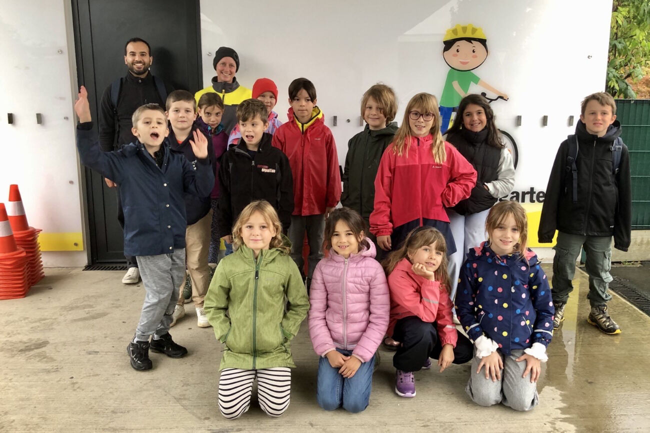 Kindergruppe posiert für ein Gruppenfoto beim Verkehrserziehungsgarten ÖAMTC Eggenberg
