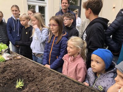 Kinder der Delfin-Klasse lauschen den Ausführungen der Professorin.