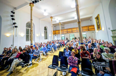 Blick ins Publikum, das im Festsaal des Augustinums sitzt.