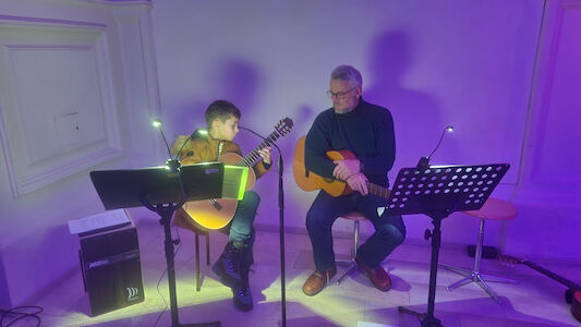 Musikalische Begleitung der Rorate anhand von 2 Gitarren, gespielt von einem Lehrer und einem Schüler.
