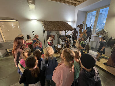 Interessiert schauen sich die Kinder die Ausstellungsgegenstände im Diözesanmuseum an.