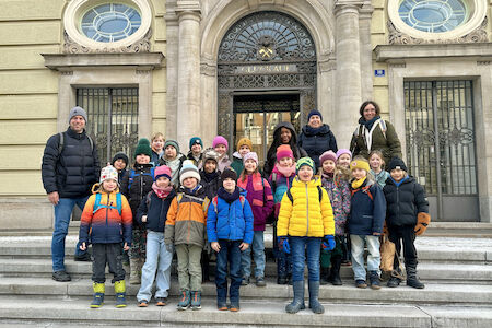 Die Fuchs-Klasse steht vor der Montanuniversität Leoben für ein Gruppenfoto.
