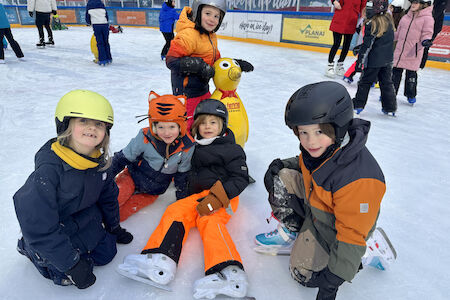 Eine Kindergruppe sitzt am Eis und macht eine kurze Pause.