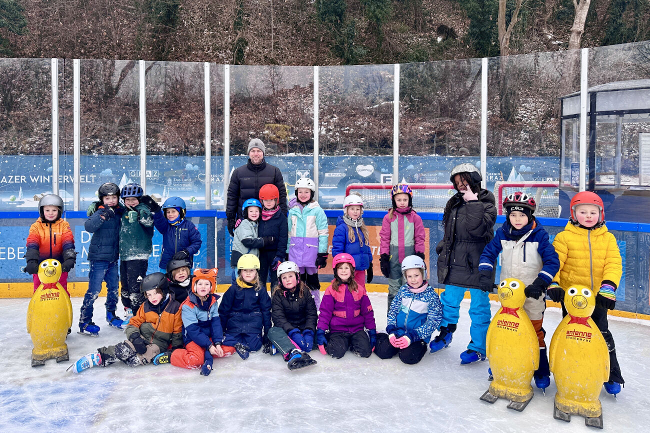 Die Fuchs-Klasse hat sich für ein Klassenfoto am Eislaufplatz eingefunden.