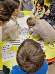 Auch die Ozobots dürfen nicht fehlen und werden von den Kindern ausgiebig ausgetestet.