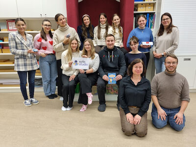 Gruppenfoto der Studierenden in der Praxisvolksschule mit ihrer Professorin und Hr. Kettler.