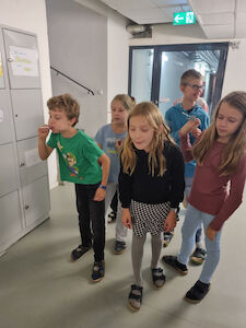 Mehrere Kinder nehmen beim Flug-Contest teil.