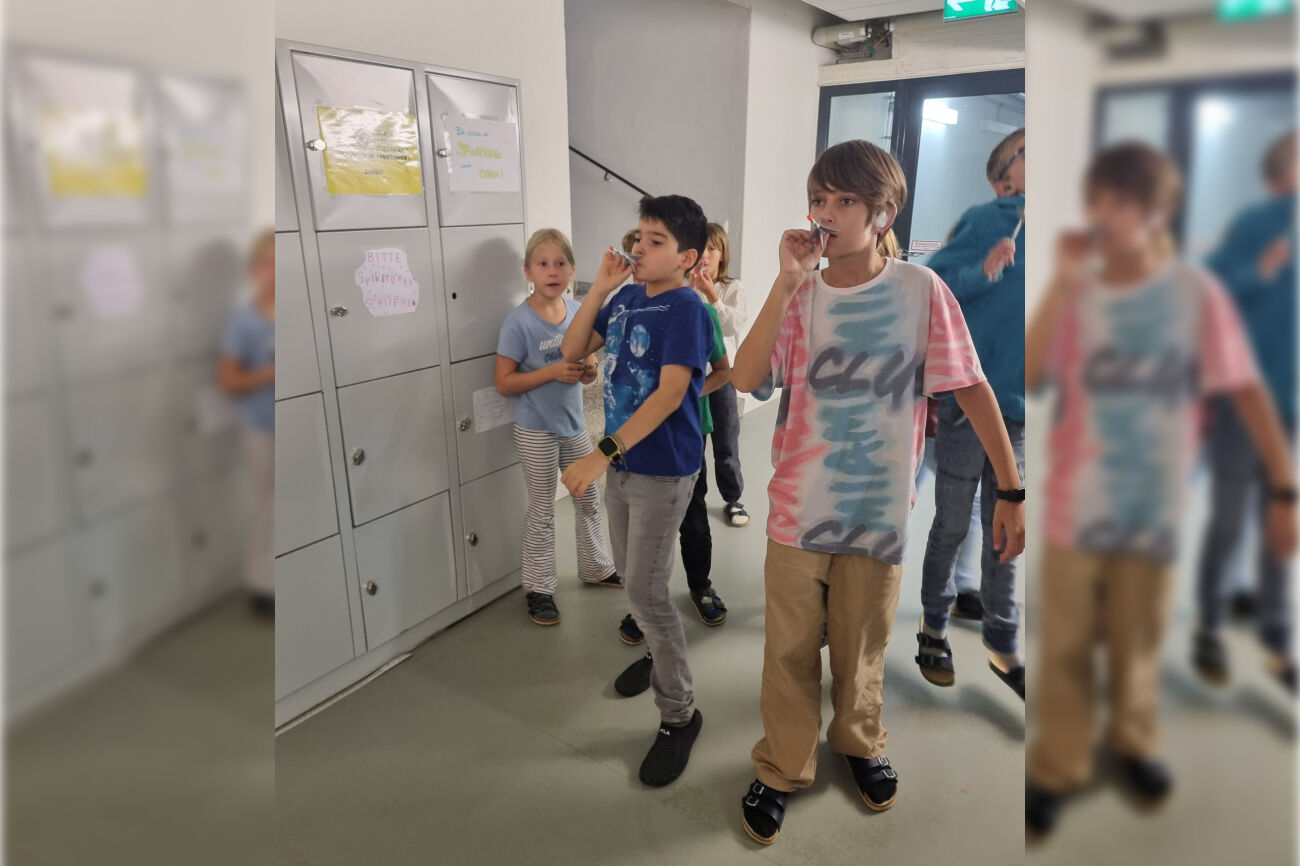 Zwei Buben versuchen sich mit Blasrohren beim Flug-Contest.