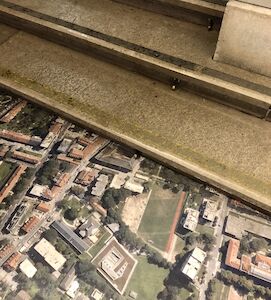 Vor der Stiege ist ein Ausschnitt der Satelittenkarte von Graz zu sehen, wo der Ausschnitt des Augustinums zu sehen ist.