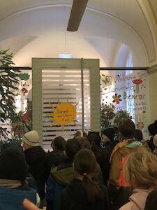 Die Kinder stehen vor dem Amt der Bürgermeisterin.