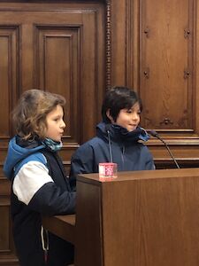 Zwei Kinder versuchen sich im Gemeinderatssaal am Mikrofon.