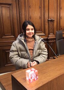 Ein Mädchen steht am Rednerpult im Rathaus.