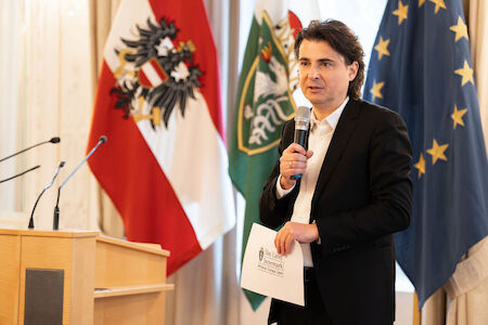 Abteilungsleiter Patrick Schnabel bei der Moderation.