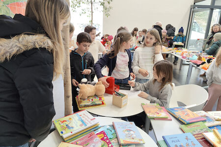 Kinder und Eltern beim Flohmarktstörbern.