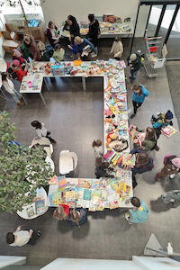 Blick von oben auf die liebevoll gerichteten Tische des Flohmarkts.