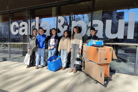 Die Schulrät*innen vier der "Carla", wo sie die restlich verbliebenen Dinge spendeten.