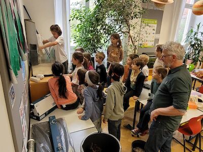 In der Biber-Klasse wird das neue Aquarium unter fachkundiger Anleitung instand gesetzt.