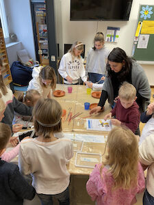 Im Workshop 3 werden von Kindern eigene Wasserfilter gebaut.