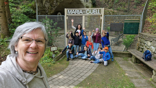 Kinder posieren mit ihren Workshopleiterinnen bei Maria-Quell.