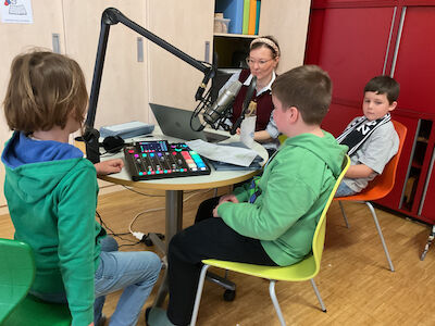 Im Doku-Team wird mit professionellem Equipment Tonaufnahmen erstellt.