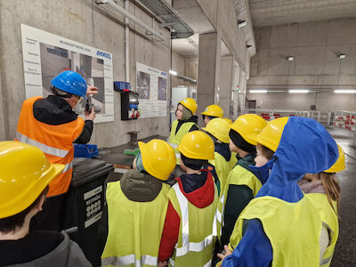 Kinder des Workshops 9 (Die geheimnisvolle Kraft des Wassers) besichtigen das Murkraftwerk Graz.