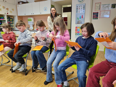 Die Kinder beim Überlegen ihrer Fragen zum Thema.