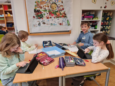 Vier Kinder recherchieren zu ihren gewählten Berufen.