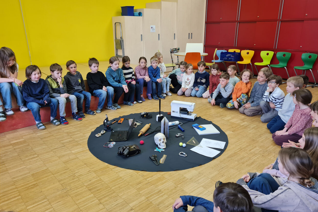 Der Beginn der Themenarbeit "Berufe" im kleinen Festsaal mit allen Kindern und einer schön gestalteten Mitte.