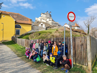 Die Kinder der Bären-Klasse posieren für ein Gruppenfoto vorm Kalvarienberg.