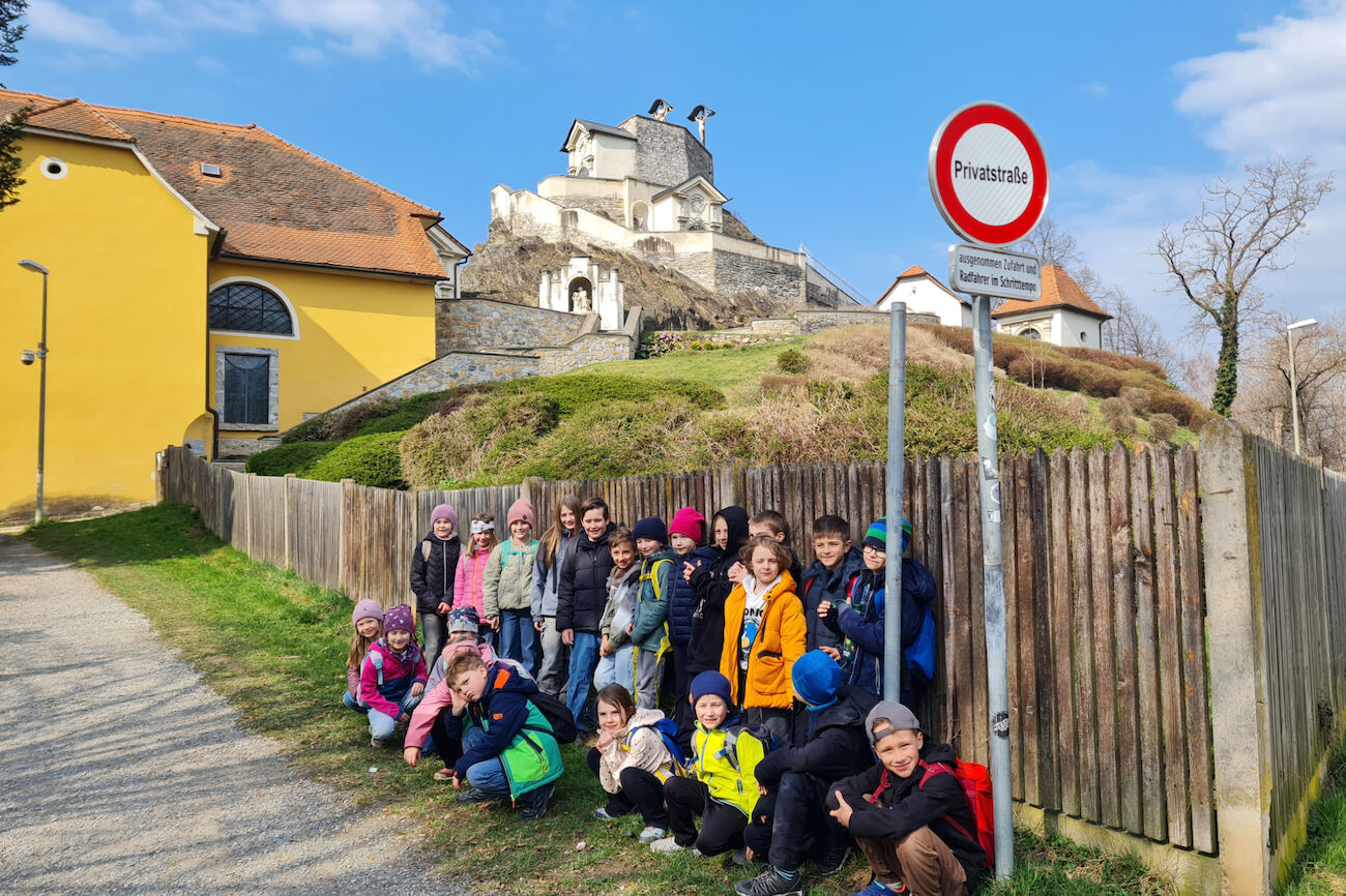 Die Kinder der Bären-Klasse posieren für ein Gruppenfoto vorm Kalvarienberg.
