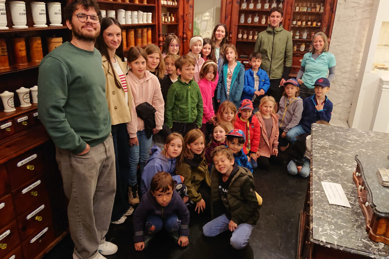 Die Delfin-Klasse im Museum des Schloss Stibichhofen mit all ihren Begleitpersonen.