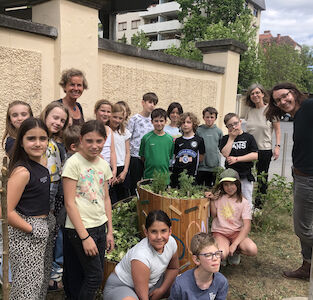 Gruppenfoto vor der Kräuterspirale.