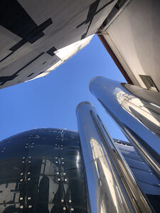 Blick Richtung Himmel entlang zweier Schornsteine des Kunsthauses.