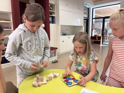 Materialien vom Digi-Case werden von einer kleinen Kindergruppe ausprobiert.