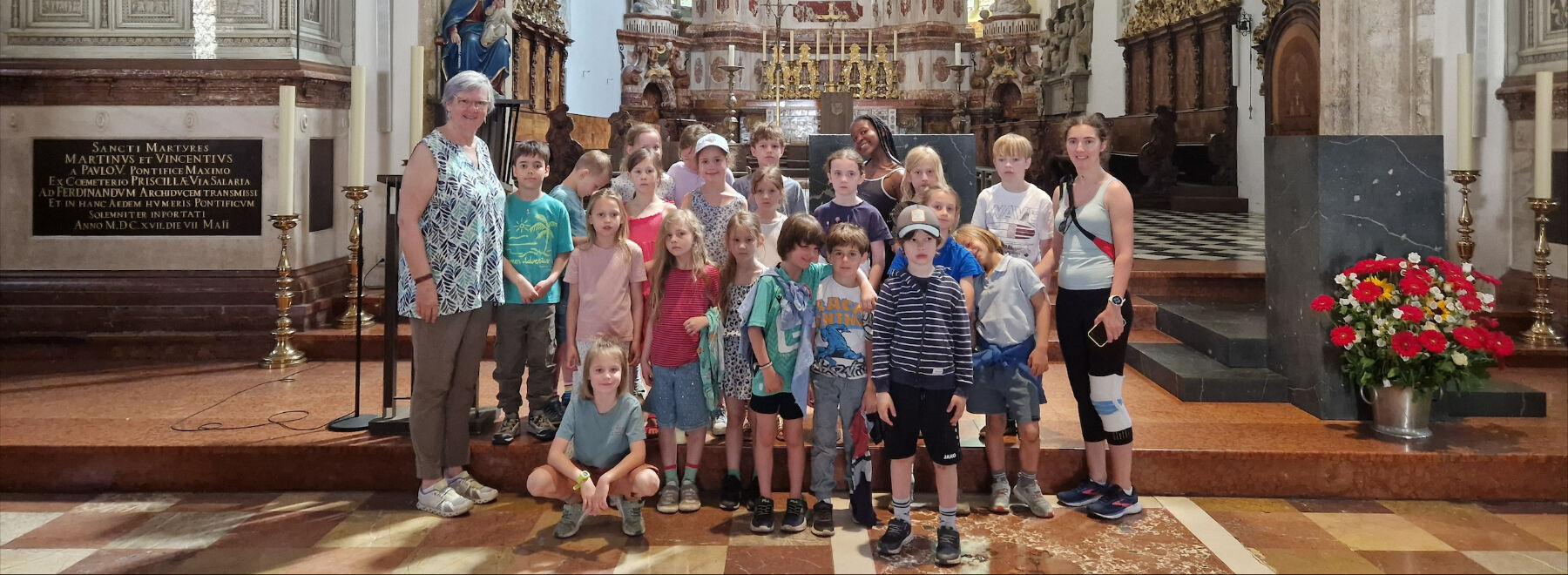 Im Inneren des Doms versammeln sich alle Kinder der Fuchs-Klasse zu einem Gruppenfoto mit ihren Lehrerinnen.