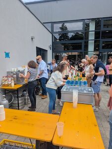 Für Leib und Seele ist beim Schulfest auf jeden Fall gesorgt. Viele Eltern sind bei der Ausgabe von Getränken behilflich.