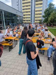 Gemütliches Zusammensitzen beim Schulfest des Elternvereins.