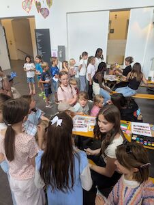 Reger Ansturm beim Kinderschminken im Eingangsbereich des Augustinums.