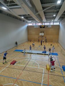 In der Sporthalle werden verschiedenste Sportangebote angeboten.
