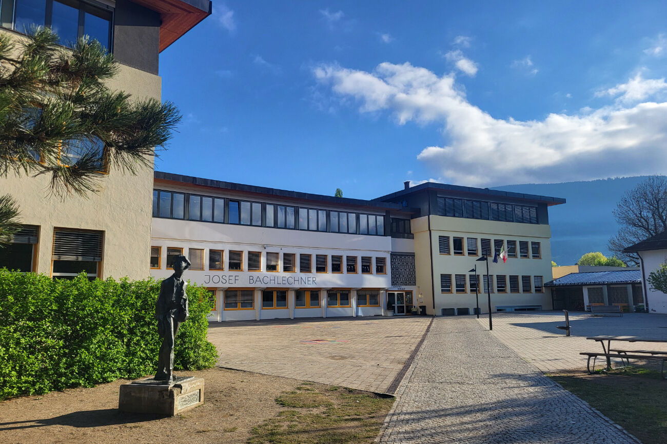 Außenansicht der Josef Bachlehner Schule bei schönem Wetter.